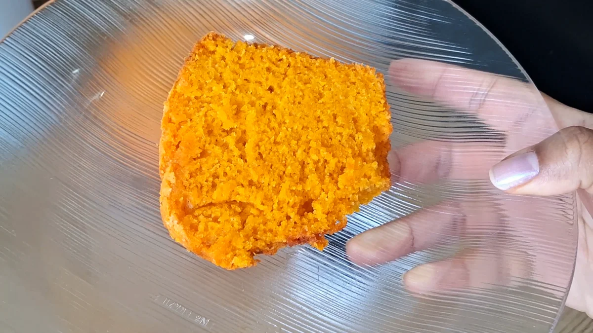 Bolo de cenoura fofinho de liquidificador dourado recém-assado