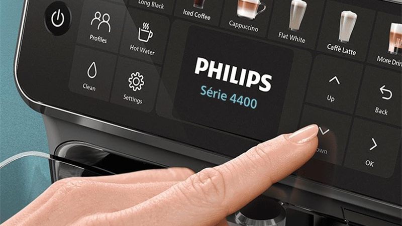 Painel Touchscreen com 12 bebidas e sistema de preparo de leite LatteGo da cafeteira Philips Walita 4400