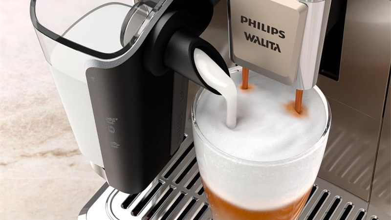 Painel Touchscreen TFT colorido da cafeteira Philips Walita 5500 exibindo bebidas geladas
