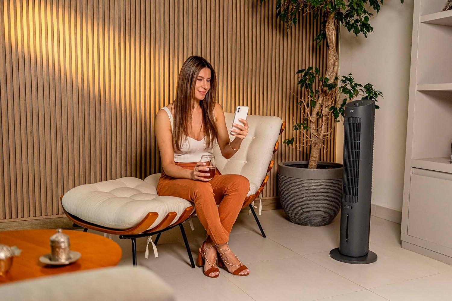 Climatizador de ar torre WAP Air Fresh em ambiente moderno de sala de estar