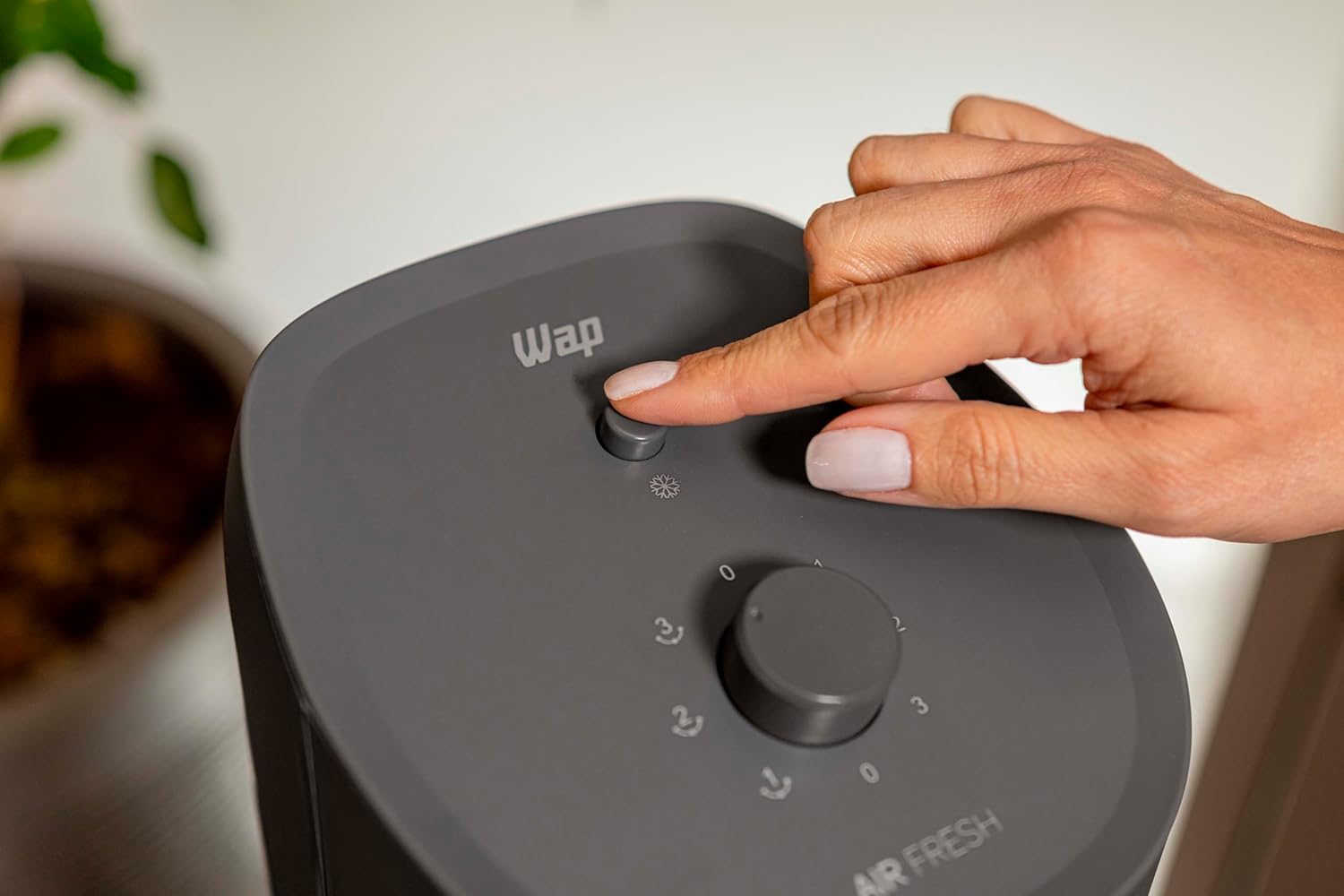 Painel superior do climatizador WAP Air Fresh com botão de resfriamento e seletor giratório de 3 velocidades