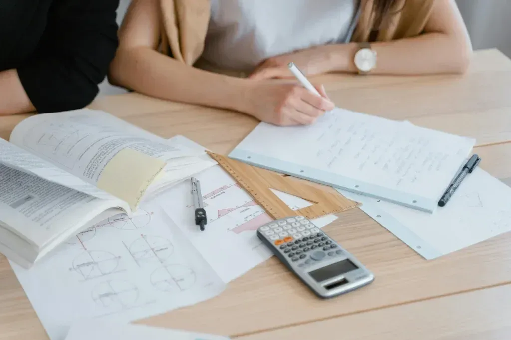 Estudante utilizando inteligência artificial para resumir e fixar conteúdos de leis