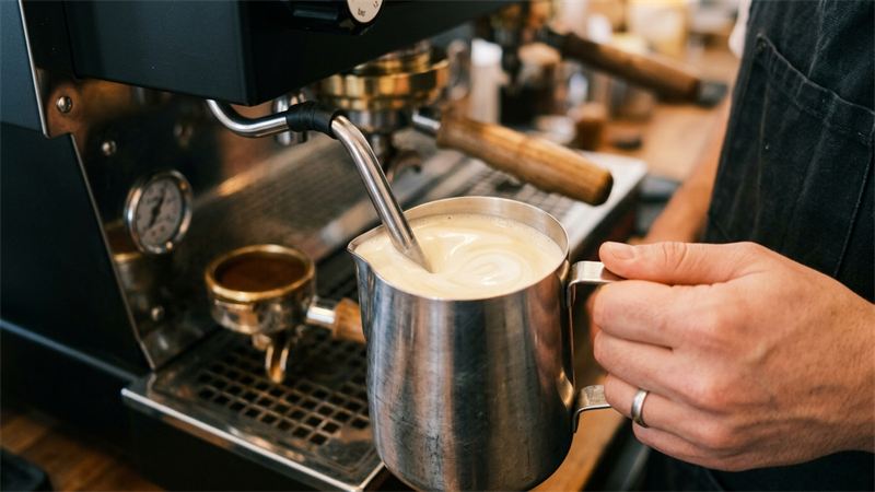 Texturizando o leite vaporizado para criar a microespuma aveludada do Flat White