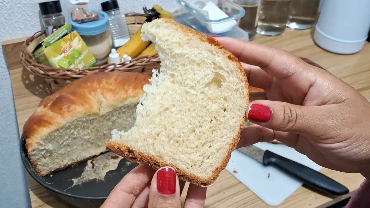 Pão caseiro fofinho, macio e dourado recém-assado saindo do forno