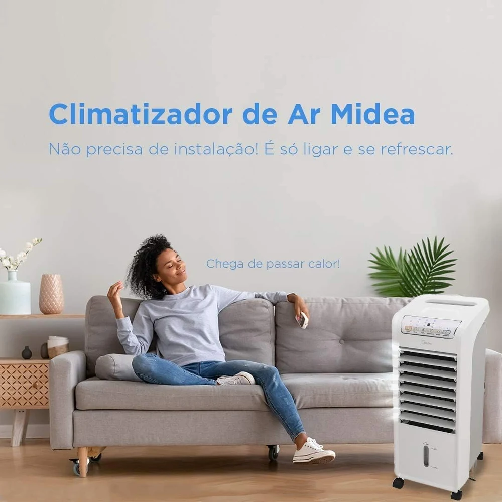 Mulher relaxando no sofá com o climatizador Midea ligado na sala, destacando a praticidade sem instalação