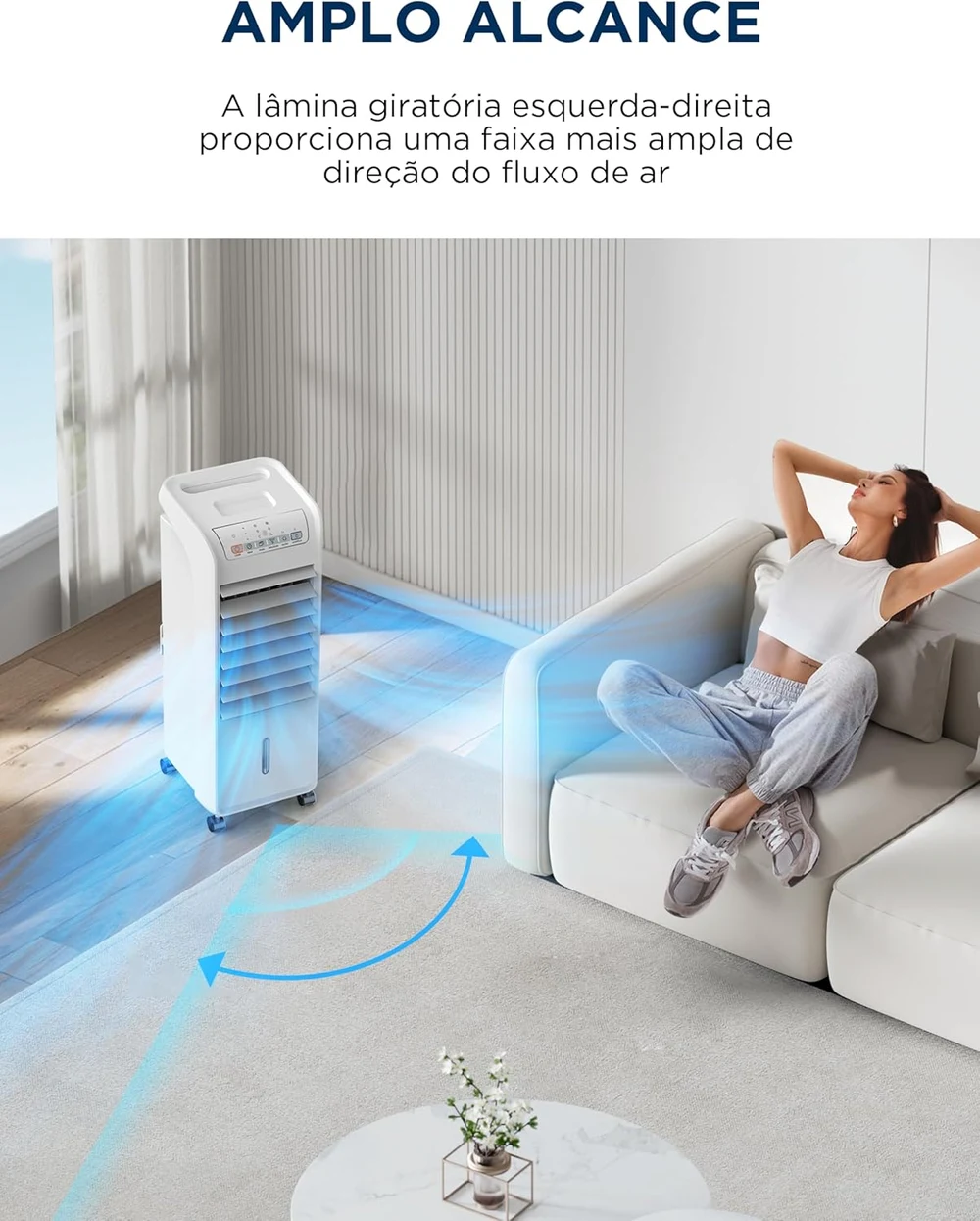 Amplo alcance do fluxo de ar do climatizador Midea com lâminas giratórias integradas em ambiente de sala