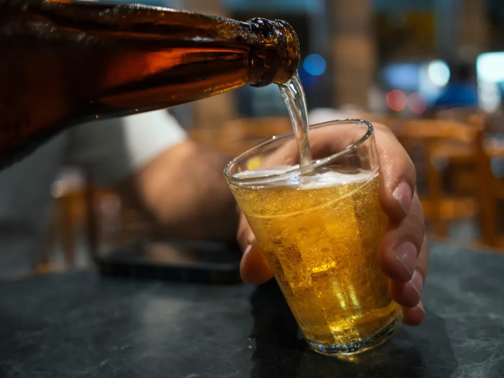 Riscos-de-beber-cerveja-1-1024x768 O Risco Extremo da Cerveja: Por Que Beber Sem Comer Pode Ser Fatal