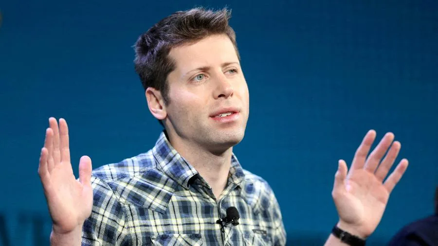 Sam Altman, CEO da OpenAI, diz que está difícil diferenciar pessoas de robôs nas redes sociais. A linguagem de LLMs e a prática de astroturfing criam um ambiente "estranhamente falso".