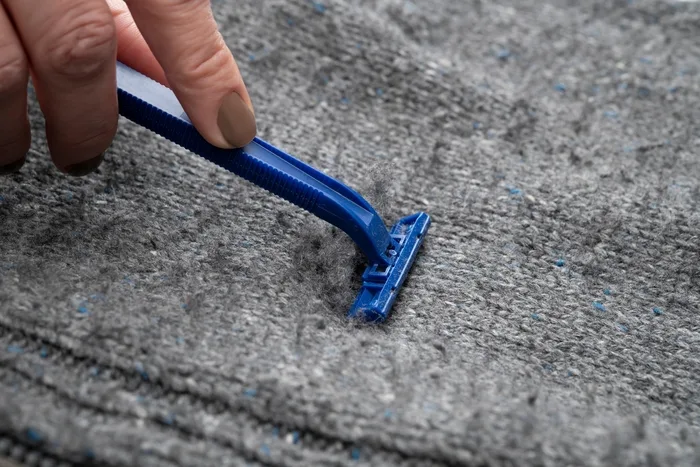 barbeador-para-tirar-fiapo-de-roupa Como se Livrar de Fiapos em Roupas Rapidamente (e Prevenir o Problema)