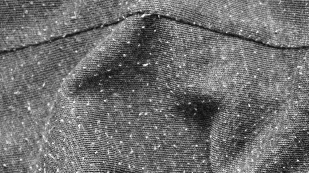 Aprenda a se livrar de fiapos e bolinhas em roupas rapidamente com dicas de especialistas. Descubra métodos de remoção e como prevenir o problema desde a lavanderia.