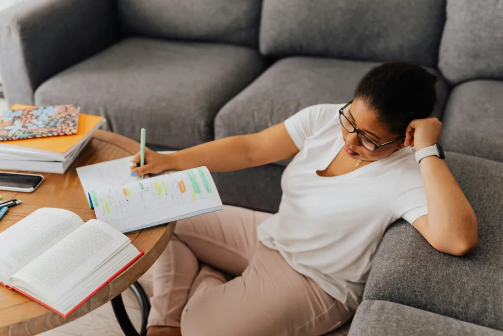 pexels-karola-g-5311447-1024x683 Como passar em concurso estudando apenas 40 dias: O guia para quem não tem tempo a perder