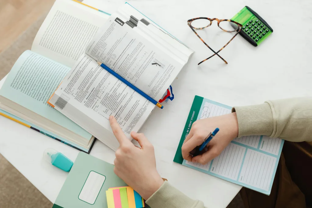 pexels-karola-g-6958531-1024x683 Dicas para memorizar a Lei Seca sem sofrimento: O guia definitivo para o concurseiro moderno