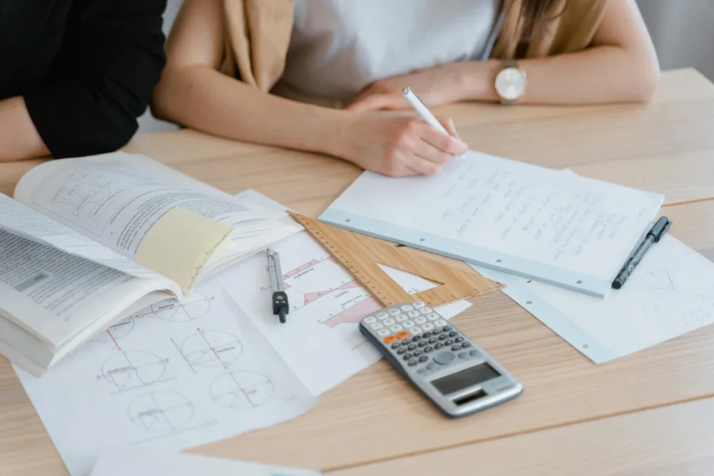 pexels-mart-production-8472980-1024x683 Como conciliar trabalho e estudo para concurso: O segredo que os cursinhos não te contam